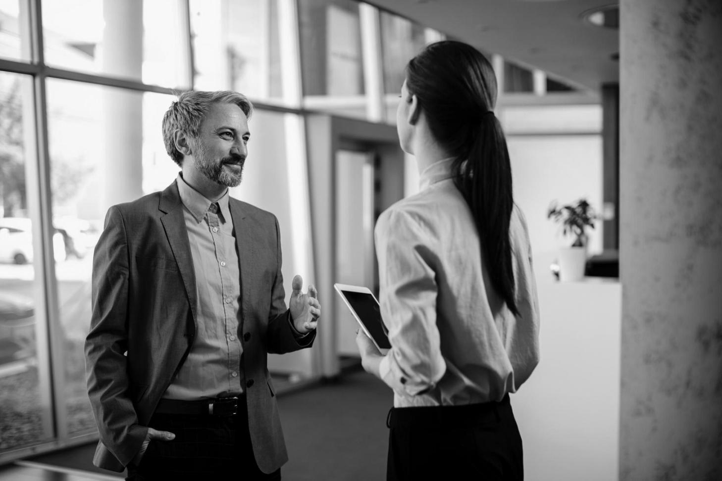 Analyse de documents financiers sur bureau professionnel